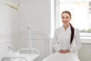 mujer esteticista en la clínica